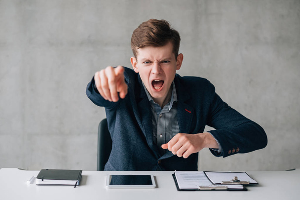 human resources angry hr manager firing employee - Foto, afbeelding
