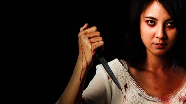 Фото жахів Азіатські дівчата вбивці з ножем тримаючи в руці. - Фото, зображення