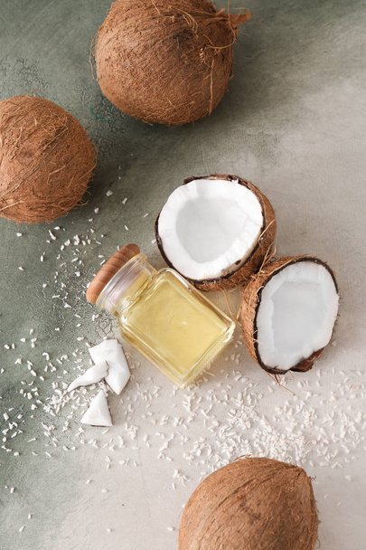 Композиція з кокосовою олією на столі
 - Фото, зображення