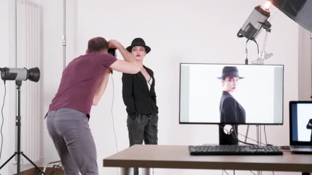 Profesjonalny model na sobie kapelusz i fotograf fotografowanie jej - Materiał filmowy, wideo