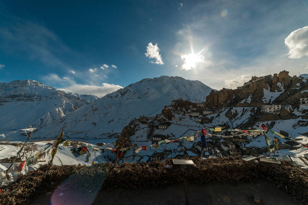 Himalaya Köyü'nde gün batımı - Güneş yıldızı dağlarda patladı - Fotoğraf, Görsel