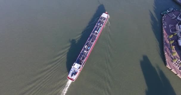 Top vista aérea Barco Navegando no Rio belo fundo de água aérea
 - Filmagem, Vídeo