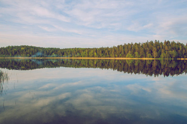 Raccolta della citta ', Repubblica Lettone. Vista sul lago con una pesca
 - Foto, immagini
