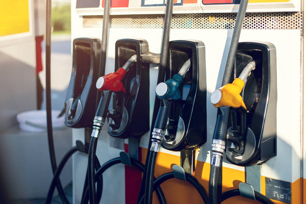 Buse de carburant sale dans le distributeur d'huile avec essence et diesel dans la pompe de station-service
 - Photo, image