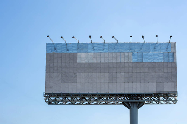 Billboard em branco com céu azul para cartaz de publicidade ao ar livre
 - Foto, Imagem
