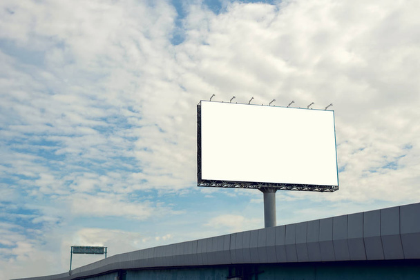 Κενή αφίσα με μπλε ουρανό για υπαίθρια διαφήμιση αφίσα - Φωτογραφία, εικόνα