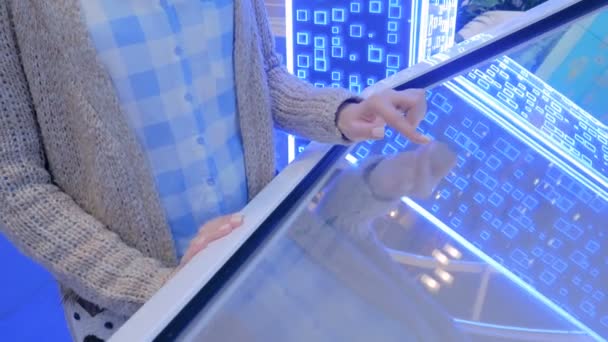 Donna che utilizza display touchscreen interattivo alla mostra sulla tecnologia - Filmati, video
