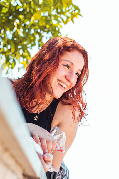 Chica pelirroja feliz en un parque, Primer plano
 - Foto, imagen