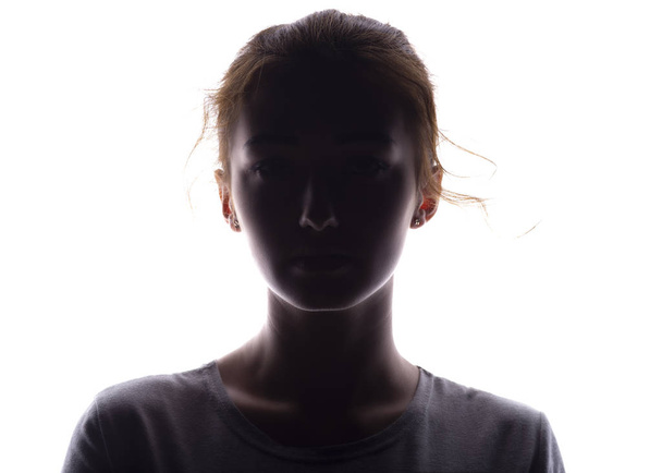 silueta de una chica con confianza mirando hacia adelante, la cabeza de una joven con un rizo sobre un fondo blanco aislado
 - Foto, Imagen