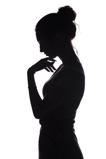 beyaz izole arka plan üzerinde çene yakın el ile üzgün bir kadının siluet profili - Fotoğraf, Görsel