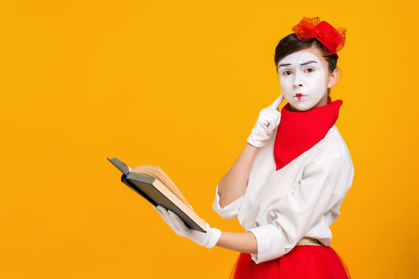 portrait of mime woman artist with book - Foto, afbeelding