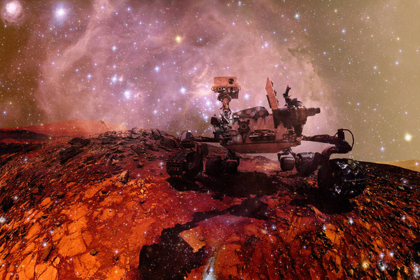 Περιέργεια Mars Rover εξερευνώντας την επιφάνεια του πλανήτη Άρη. - Φωτογραφία, εικόνα