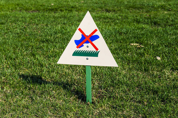 the sign on the grass prohibiting to walk on the grass. a Billboard forbidding - Fotoğraf, Görsel