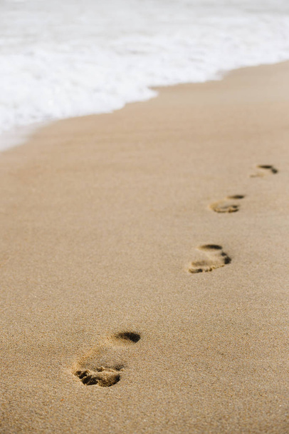 Footprints na piaszczystej plaży Morza - Zdjęcie, obraz
