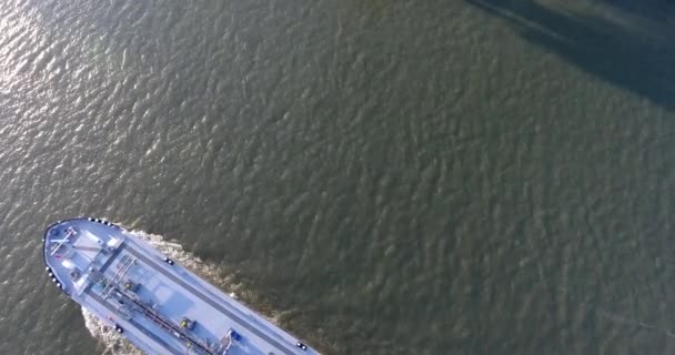Top légifelvétel Boat vitorlázás a folyón gyönyörű légi víz háttér - Felvétel, videó