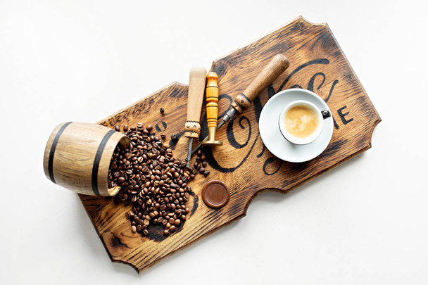 Gereedschappen voor het repareren van koffiemachines close-up. Koffiebonen, houten plank, koffiezetapparaat, keuken tafel, espresso koffie kopje - Foto, afbeelding