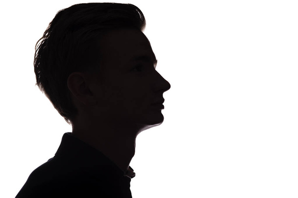 silhouette di un ragazzo irriconoscibile, profilo volto uomo su uno sfondo bianco isolato
 - Foto, immagini