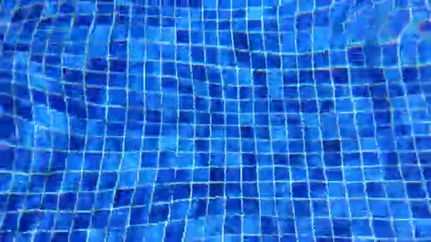 abstrakter Hintergrund, Wellen verzerren den blauen Fliesenbelag eines Pools - Filmmaterial, Video