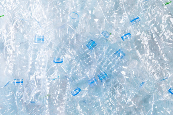 Κορυφαία όψη των μπλε πλαστικών φιαλών φόντο. Ιδέα ανακύκλωσης - Φωτογραφία, εικόνα