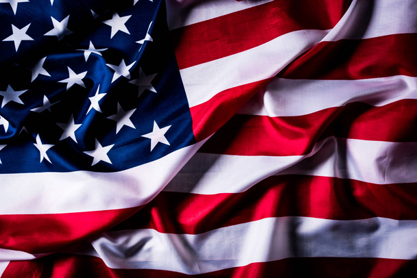 Κορυφαία όψη της σημαίας των Ηνωμένων Πολιτειών της Αμερικής σε ξύλινο φόντο. Ημέρα ανεξαρτησίας ΗΠΑ, μνημείο. - Φωτογραφία, εικόνα