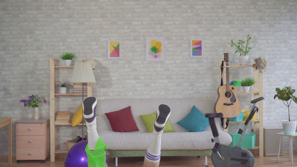 Homme drôle perdant exercice fitness à la maison en utilisant des bandes de caoutchouc
 - Séquence, vidéo