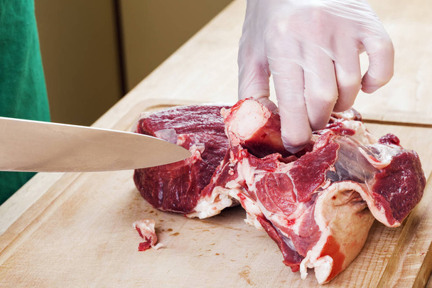 Séparation d'une viande de mouton crue avec des côtes
  - Photo, image