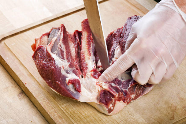 Сепарація сирого м'яса баранини з ребро
  - Фото, зображення