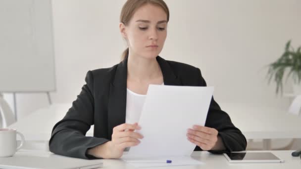 Jeune femme d'affaires déchirant contrat, jetant le papier
 - Séquence, vidéo
