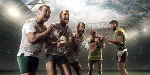 Los jugadores de rugby se regocijan emocionalmente por la victoria en el estadio de rugby profesional
 - Foto, Imagen