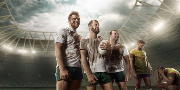 Les joueurs de rugby se réjouissent émotionnellement de la victoire sur le stade de rugby professionnel
 - Photo, image
