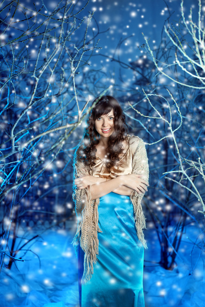 Beauty woman in winter forest - Foto, Imagen