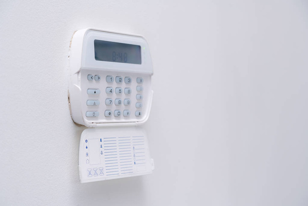 Système d'alarme d'un appartement, maison de bureau. Console de surveillance et protection
 - Photo, image