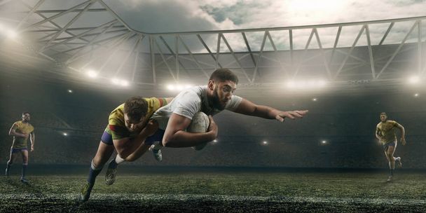 Rugby-Spieler kämpfen im Profi-Rugbystadion um den Ball - Foto, Bild