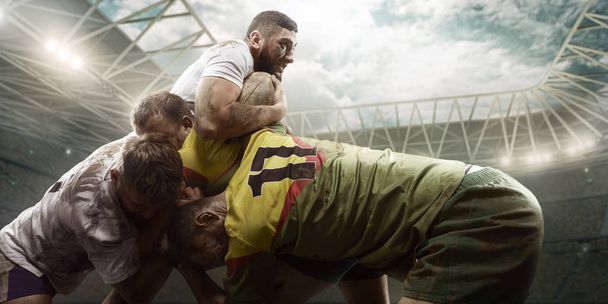 Les joueurs de rugby se battent pour le ballon sur le stade de rugby professionnel
 - Photo, image