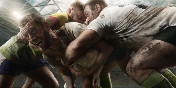 Jogadores de rugby lutam pela bola no estádio de rugby profissional
 - Foto, Imagem