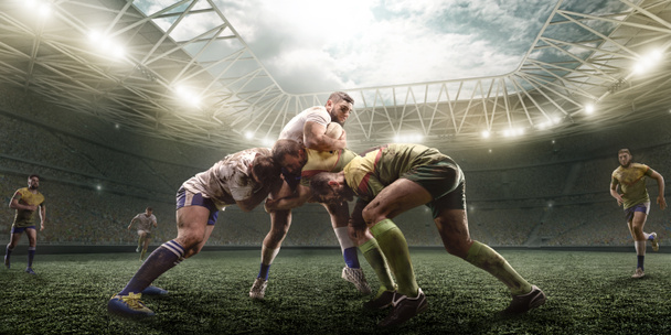 Rugbyspelers strijden voor de bal op professionele rugbystadion - Foto, afbeelding