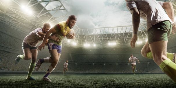 Les joueurs de rugby se battent pour le ballon sur le stade de rugby professionnel
 - Photo, image