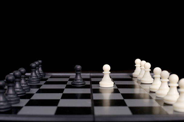 Portré sakk gyalog a sakktáblán. izolált fekete háttér. - Fotó, kép