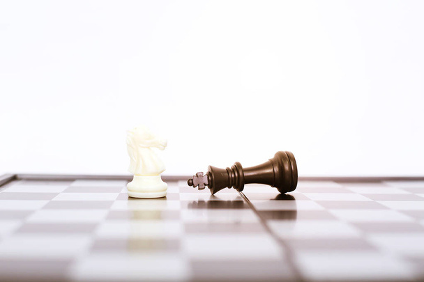Sakk játék koncepcióját. Sakk gyalogok fekete-fehér a sakktáblán. Izolált fehér alapon. - Fotó, kép