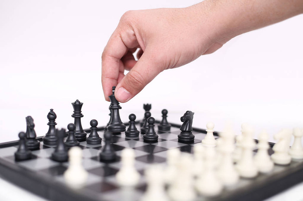 O homem está jogando xadrez. Isolado no fundo branco
. - Foto, Imagem