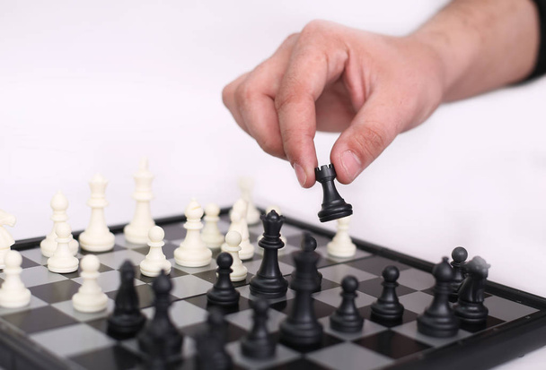 Retrato de mão é jogar xadrez e segurar peão na mão. Isolado no fundo branco
. - Foto, Imagem