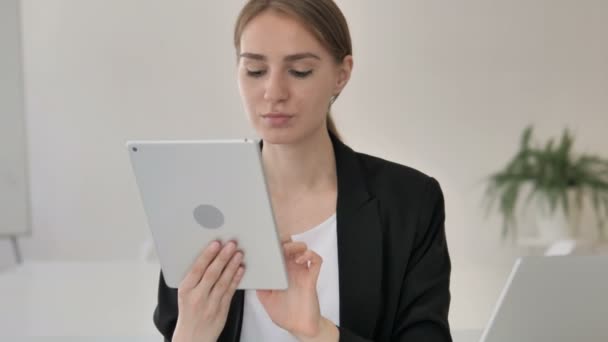 Close up of Young Businesswoman Using Tablet - Materiał filmowy, wideo