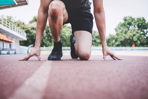 Молодой спортсмен фитнес готовится к бегу по трассе, экс
 - Фото, изображение