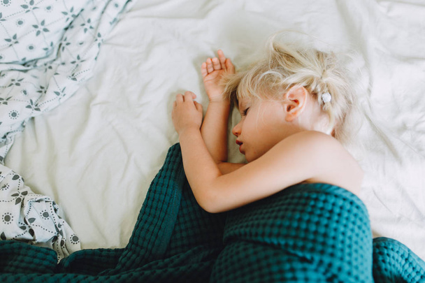 Kicsi lány alszik  - Fotó, kép
