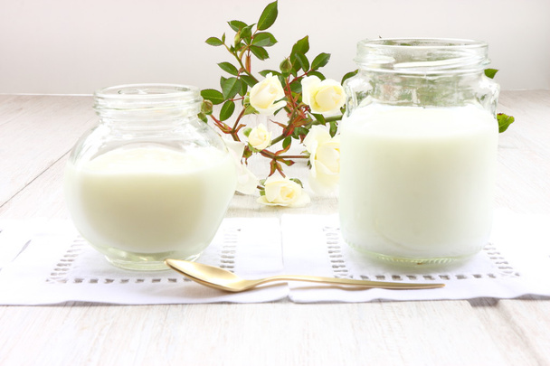 Joghurt és arany teáskanál - Fotó, kép