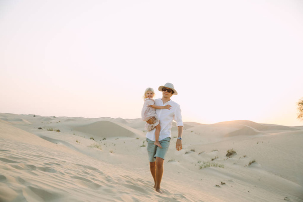 glücklicher Vater beim Spielen mit seiner kleinen Tochter in der Wüste - Foto, Bild