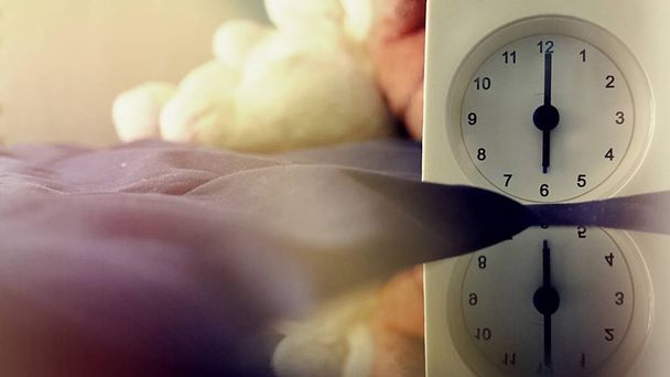 stary koncepcja czasu pamięci, retro kwadratowy zegar czasowy o godzinie 6 na łóżku z światłem słonecznym z okna - Zdjęcie, obraz