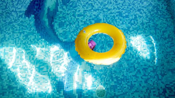 Imagen de primer plano del anillo inflable amarillo para niños para nadar en la piscina
 - Foto, imagen