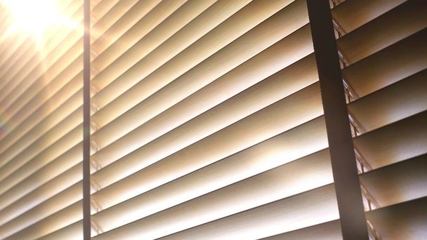 Luz del sol de la noche fuera de las persianas de madera de la ventana, el sol y la sombra en la persiana de la ventana y, concepto de hogar interior decorativo
 - Foto, imagen
