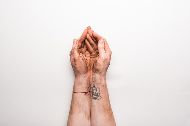 abgeschnittene Ansicht einer Frau mit schmutzigen Händen auf weißem Grund - Foto, Bild